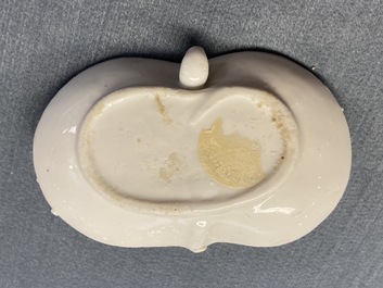 Une paire de compte-gouttes en forme de crabe en porcelaine blanc de Chine de Dehua, Kangxi